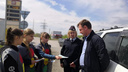 Дети в костюмах светофоров остановили водителей под Новосибирском