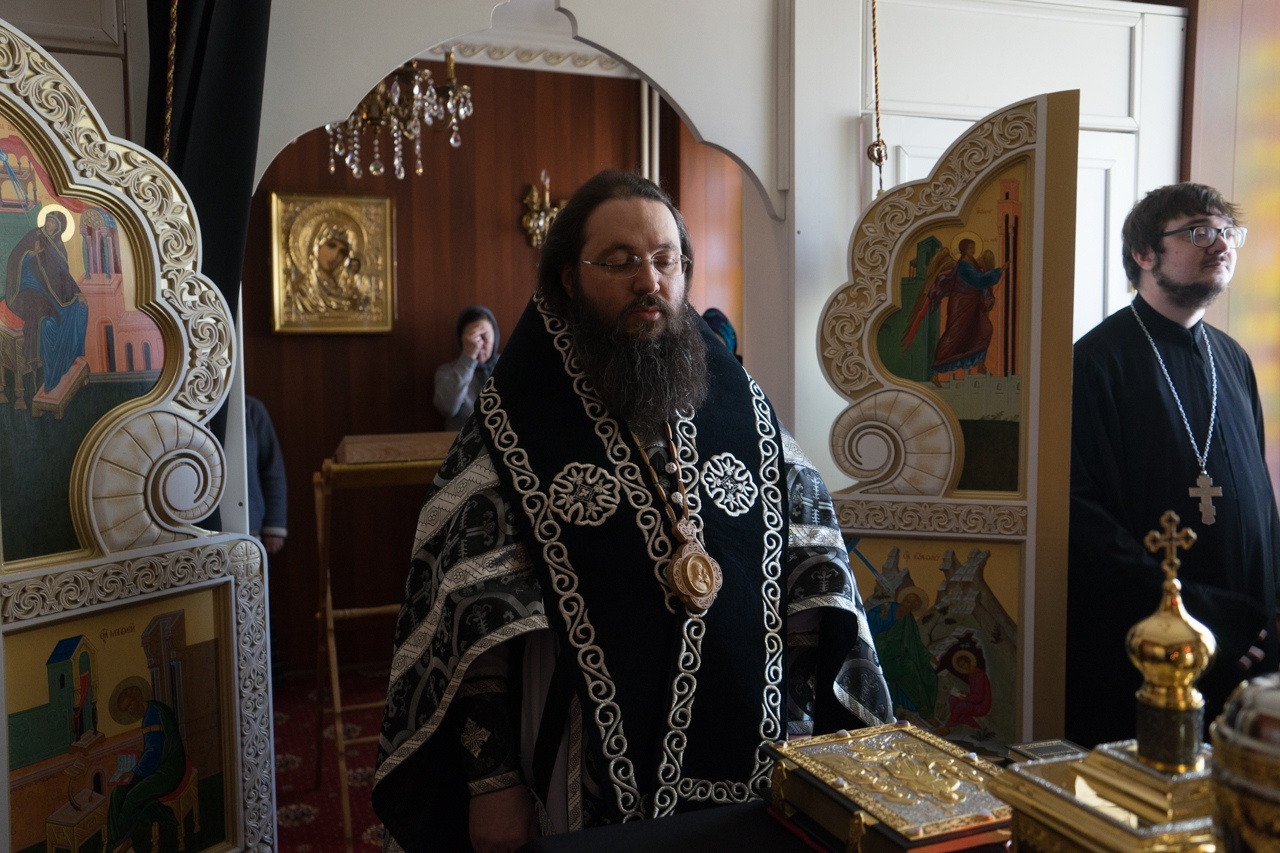 Брат епископа Иннокентия отец Дионисий Васецкий (справа) помогает проводить службы в кафедральном соборе Брат епископа Иннокентия отец Дионисий Васецкий (справа) помогает проводить службы в кафедральном соборе