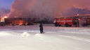 «Горят торговые павильоны, магазин и кафе»: возле челябинского автовокзала произошёл крупный пожар