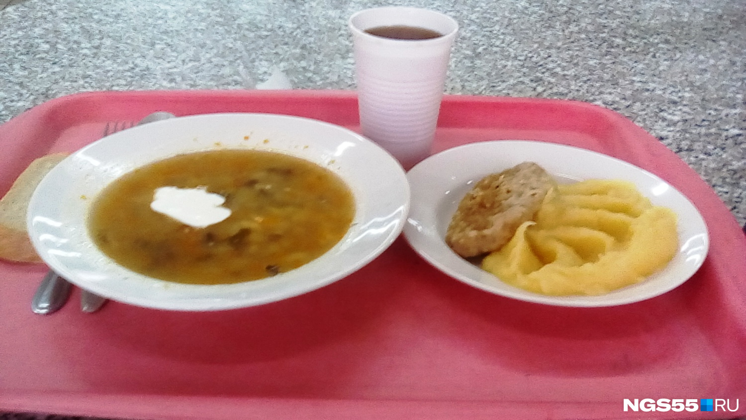 Практически полный боекомплект: на первое — суп с грибами, на второе — котлета «Полтавская» с картошкой, на закуску — хлеб и чай