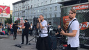 И взрослые, и дети: толпа новосибирцев собралась в центре города на бесплатном рок-концерте