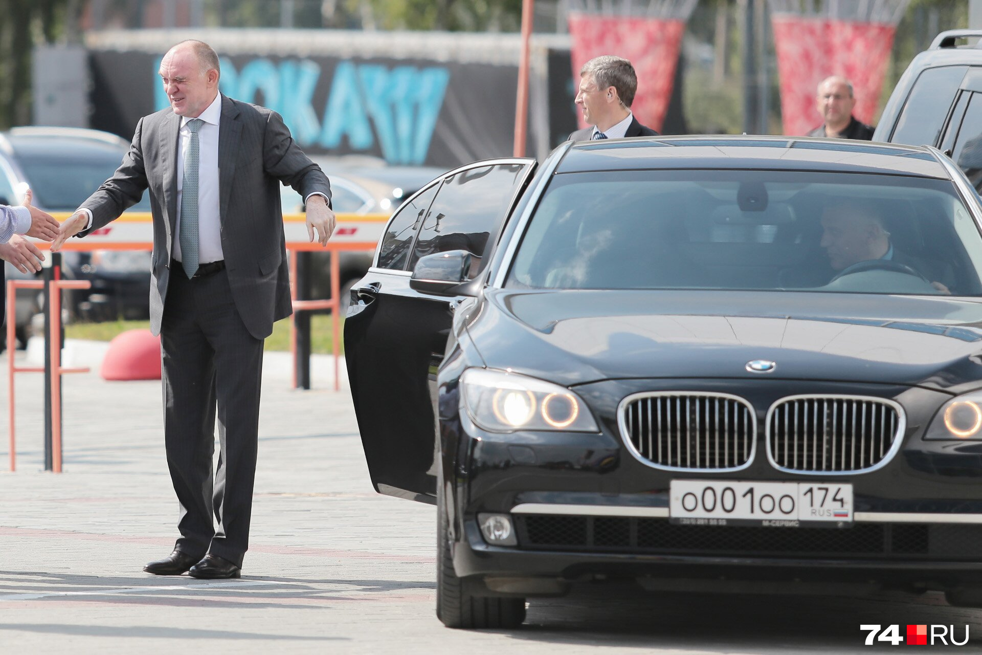 Борис Дубровский тоже ездил на BMW с номером 001, но это была другая модель