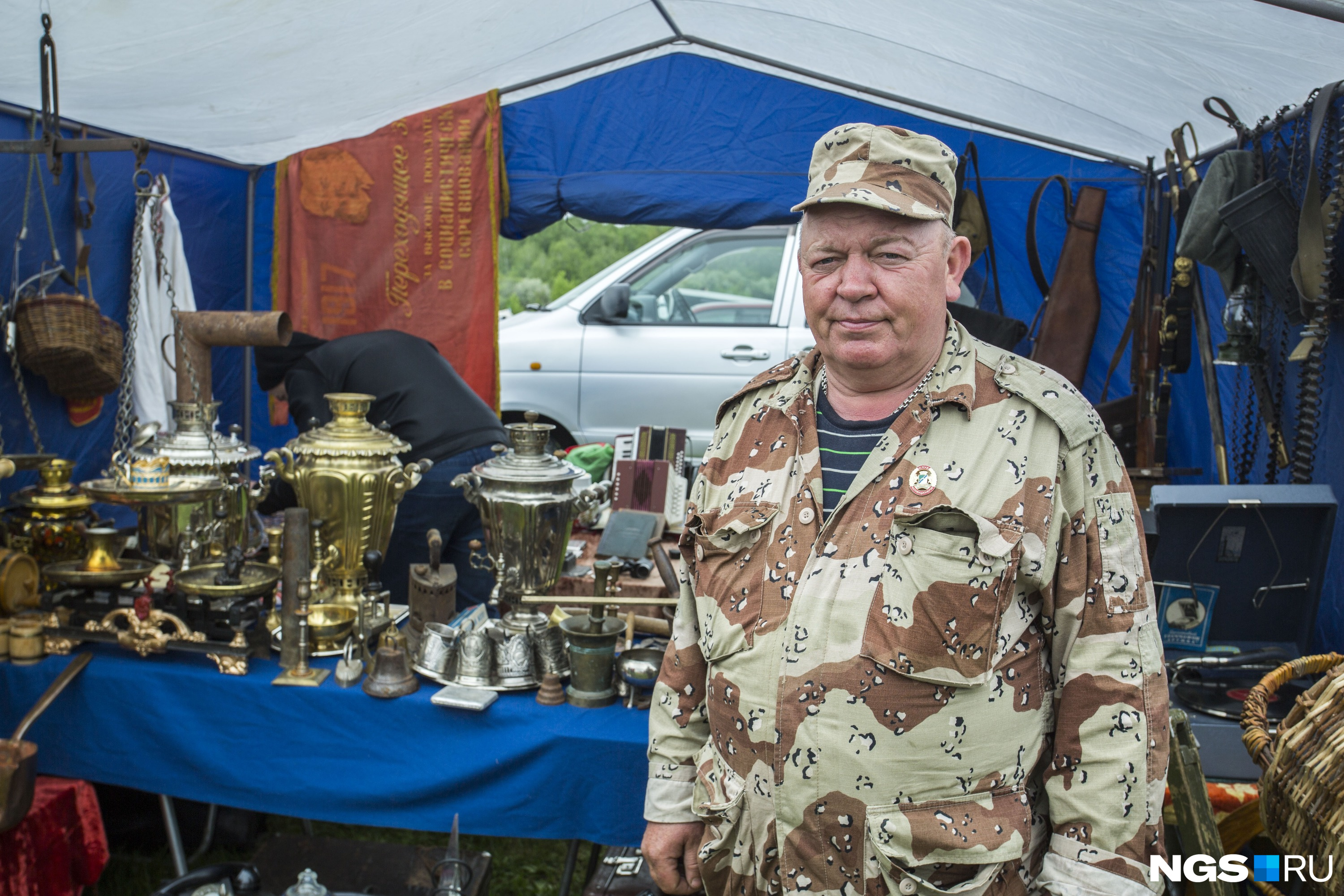 Житель Колывани продаёт здесь старинные вещи 