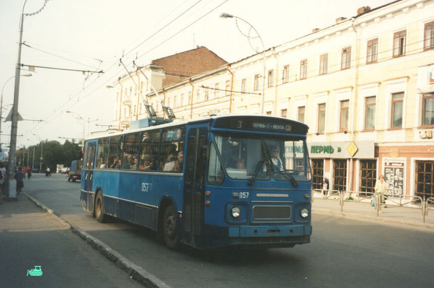 Этот снимок сделан в конце августа 1997 года. На нём один из нидерландских троллейбусов номер 057 на третьем маршруте