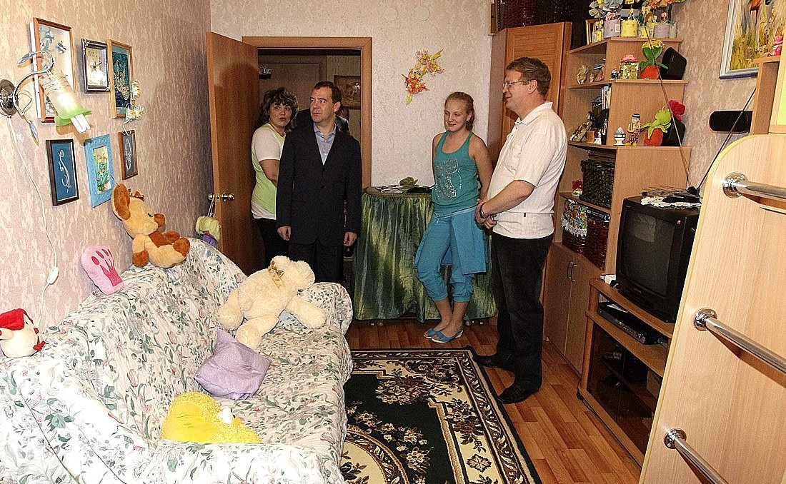 В гостях у семьи подполковника Александра Савичева, получившей новую квартиру в Академическом
