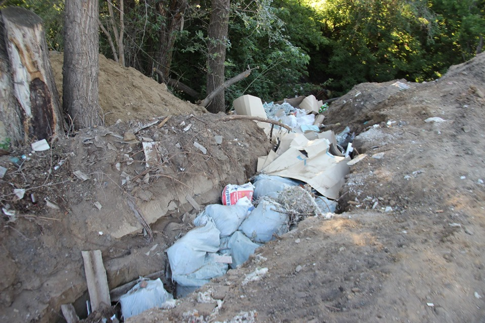 Стихийная мусорка развернулась рядом с детским садом