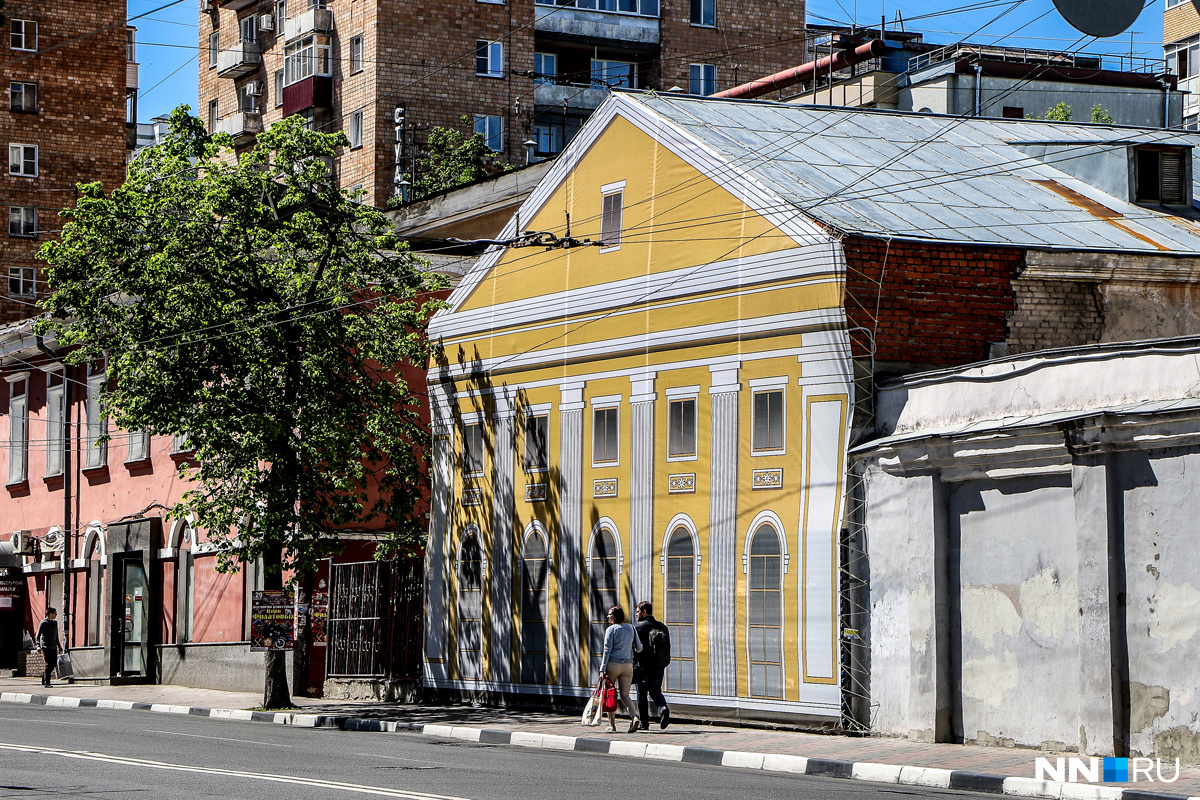 И на главной улице города — Большой Покровской — имеются дома с липовыми фасадами И на главной улице города — Большой Покровской — имеются дома с липовыми фасадами