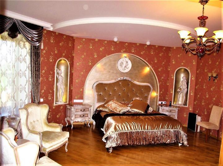 Золотая спальня и позолоченный хаммам в доме. Об унитазах в объявлении — ни слова. Возможно, они тоже драгоценные