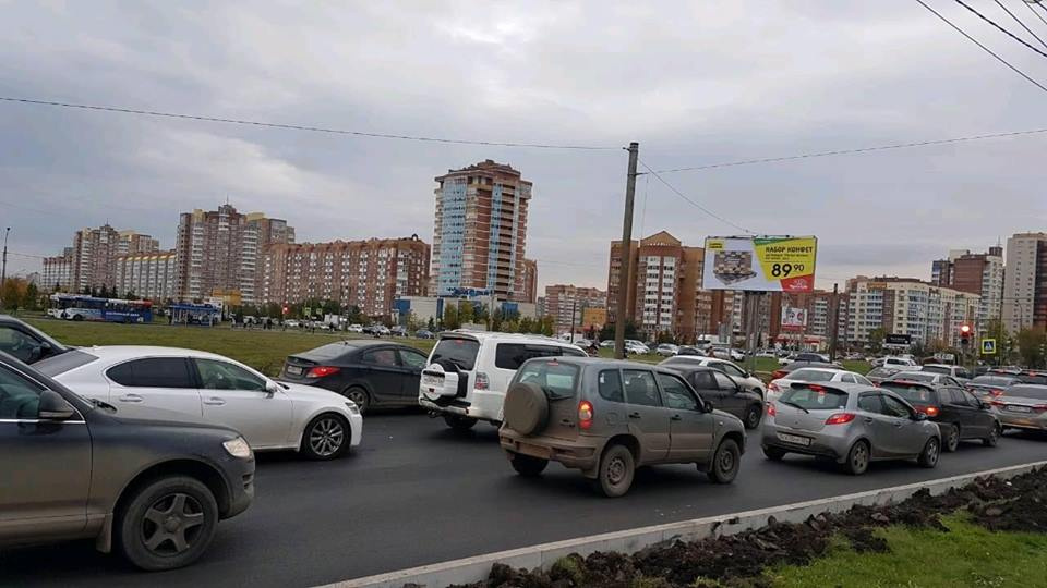 Стоят все ряды автомобилей — пропускать соседей по потоку мало у кого есть желание Стоят все ряды автомобилей — пропускать соседей по потоку мало у кого есть желание