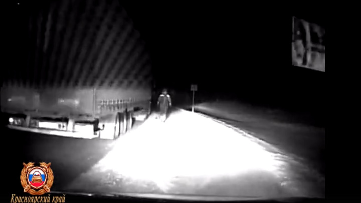 Замерзающего дальнобойщика из Челябинска дважды за ночь спасли на красноярской трассе