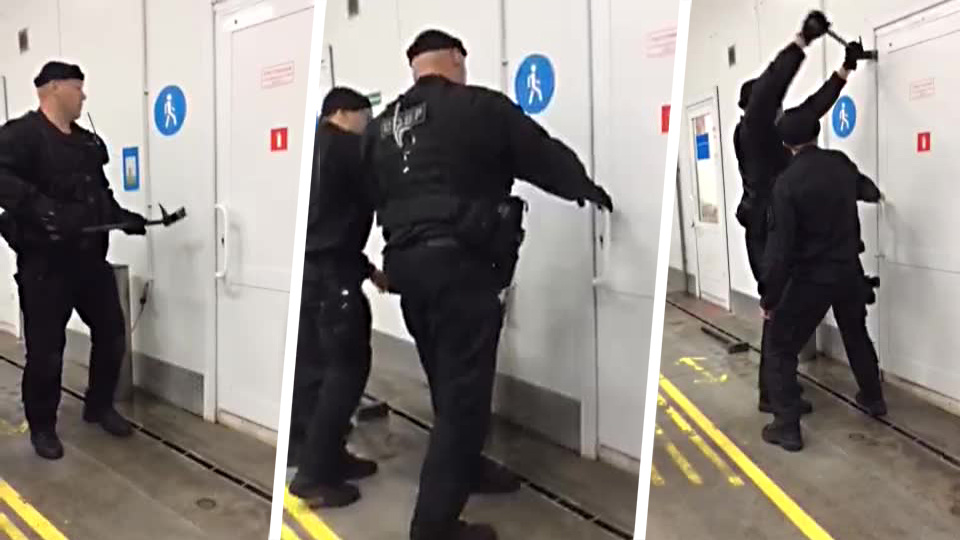 В распоряжении редакции НГС появилось видео, на котором видно, как сотрудники пытаются открыть закрытую дверь
