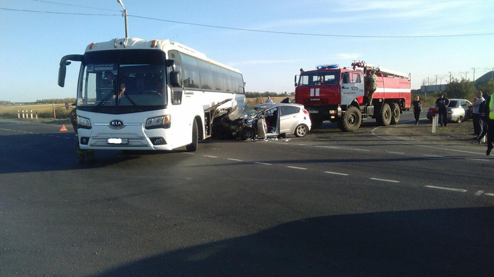 Пострадали женщина и ребёнок: на Южном Урале рейсовый автобус врезался в легковушку