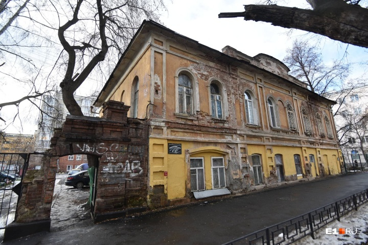 Дом на Попова очень большой, хотя с «лицевой стороны» это видно не сразу Дом на Попова очень большой, хотя с «лицевой стороны» это видно не сразу