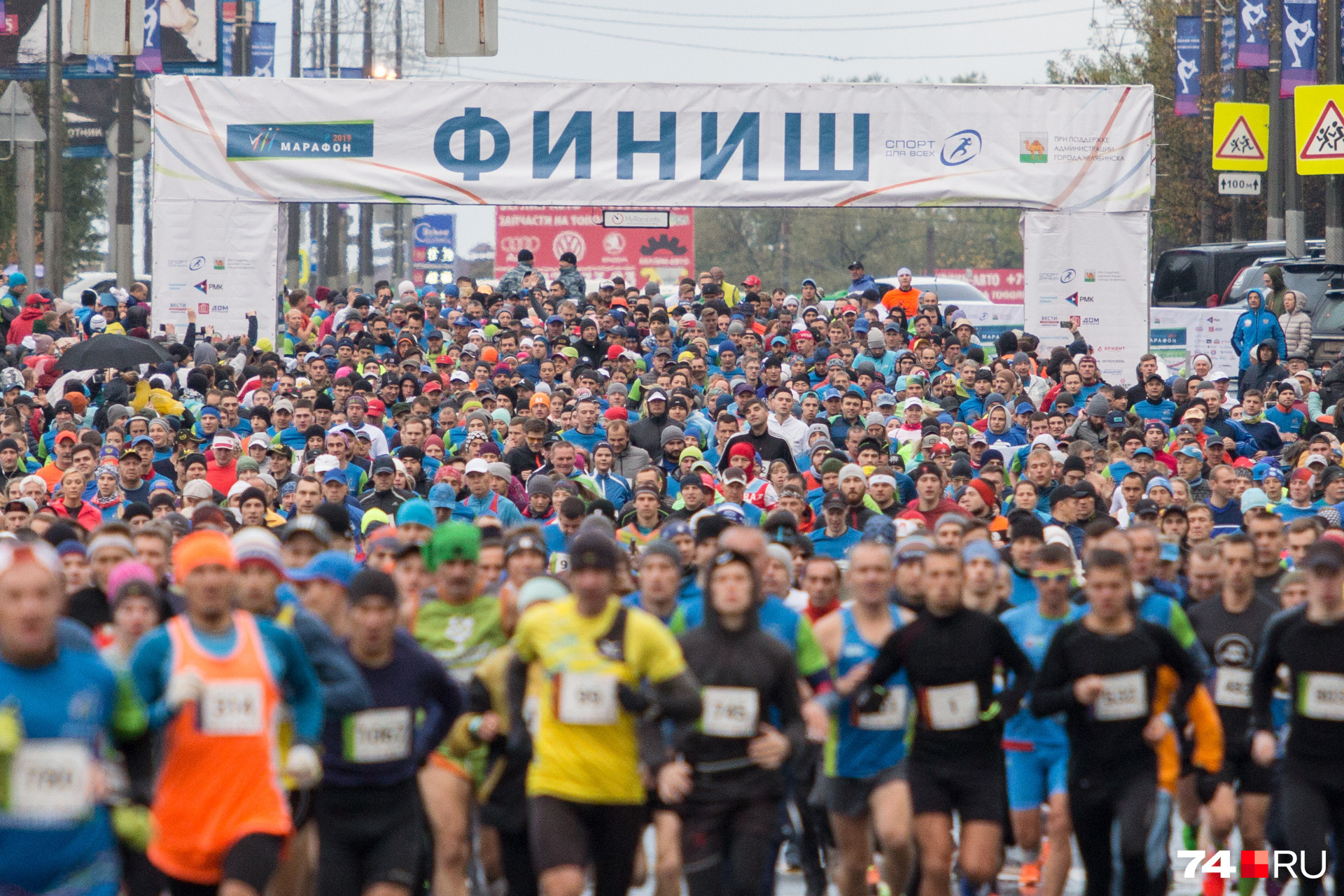 Около 9 утра несколько тысяч бегунов отправились по Салавата Юлаева Около 9 утра несколько тысяч бегунов отправились по Салавата Юлаева