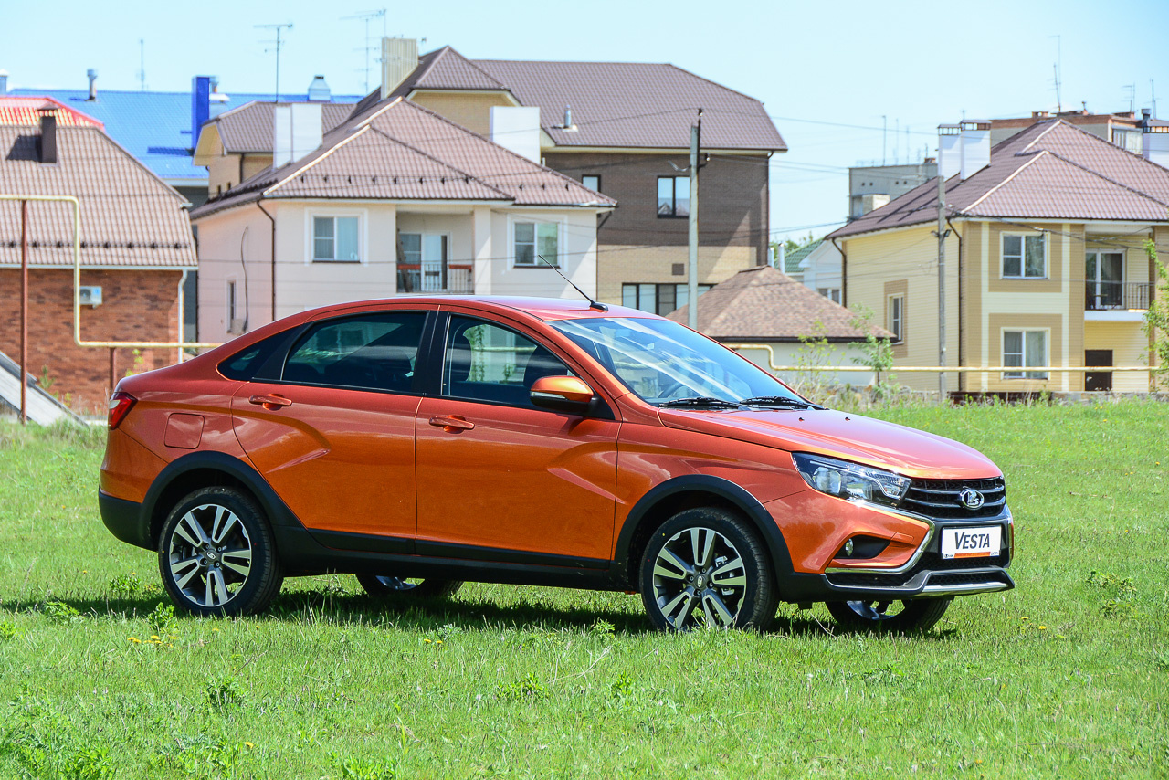 В июне начались продажи новой модификации Vesta: седана в исполнении Cross