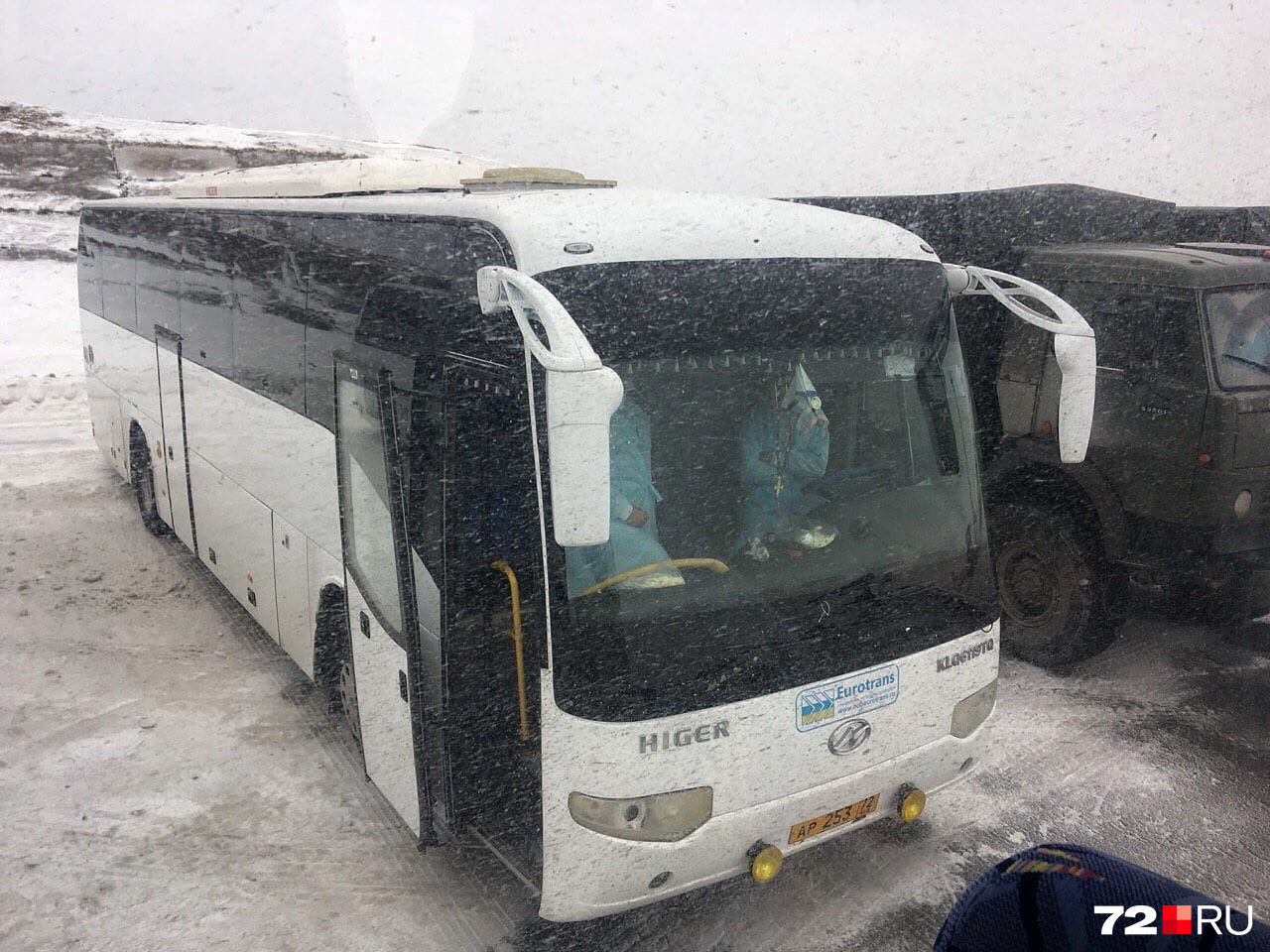 Два автобуса, специально подготовленных для пассажиров из Китая, ожидали их у взлётной полосы. Все встречающие специалисты были строго в спецзащите и масках