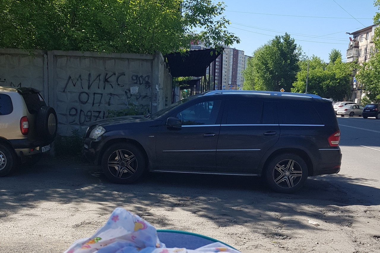 Mercedes с номером о392хв174 полностью загородил тротуар вдоль строительного забора Mercedes с номером о392хв174 полностью загородил тротуар вдоль строительного забора