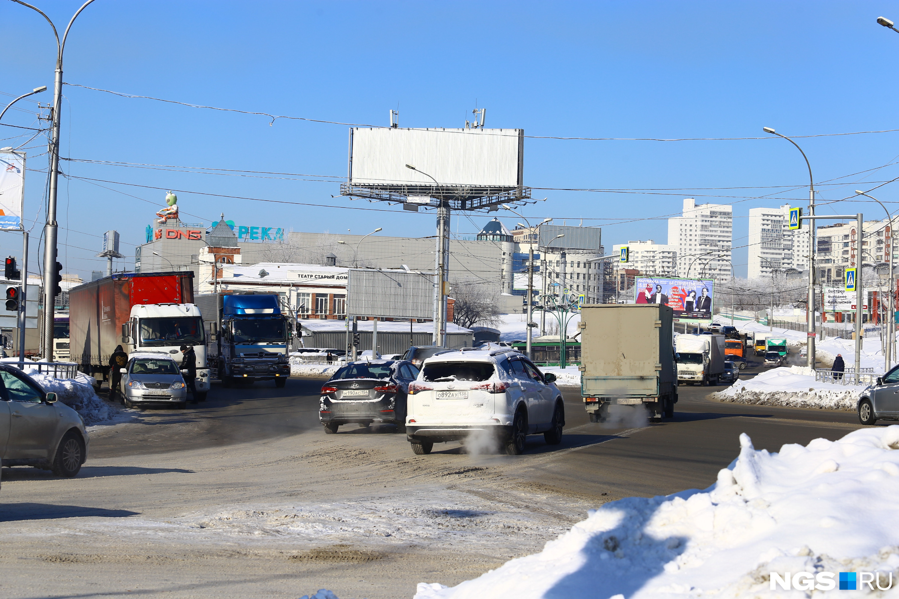 Перекресток место. Остановка Большевичка Омск. Новосибирск авто поток. Пробки Большевичка. Челябинск перекресток со светофором.