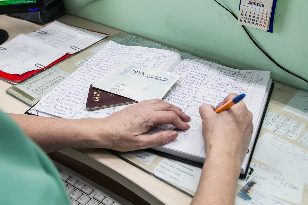 С собой для прохождения диспансеризации нужно взять паспорт, полис и СНИЛС. Обследование проводится натощак<br>