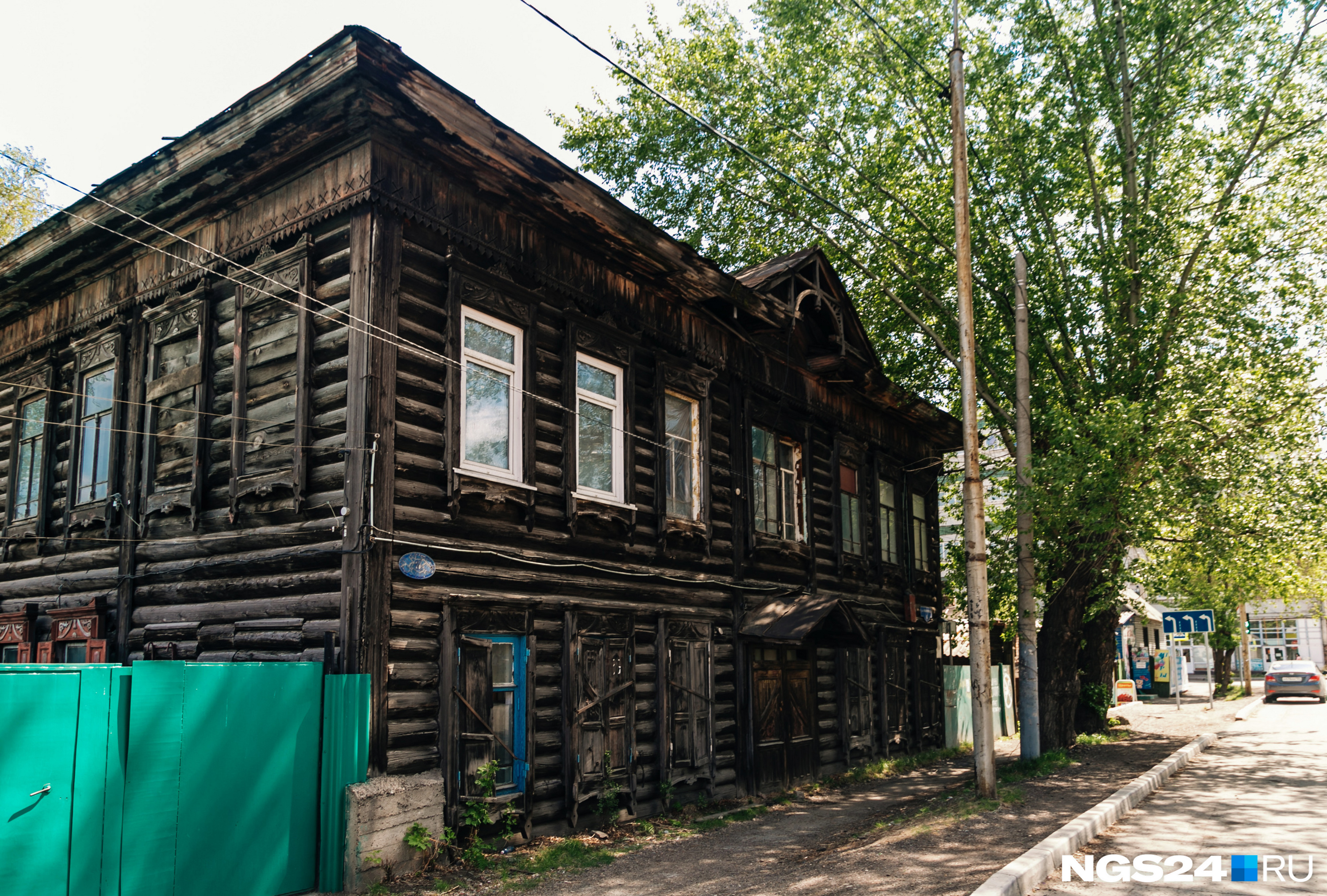 Дом на Обороны, 6 — единственный в квартале объект культурного наследия, но информации о нем очень мало. Дом на Обороны, 6 — единственный в квартале объект культурного наследия, но информации о нем очень мало.