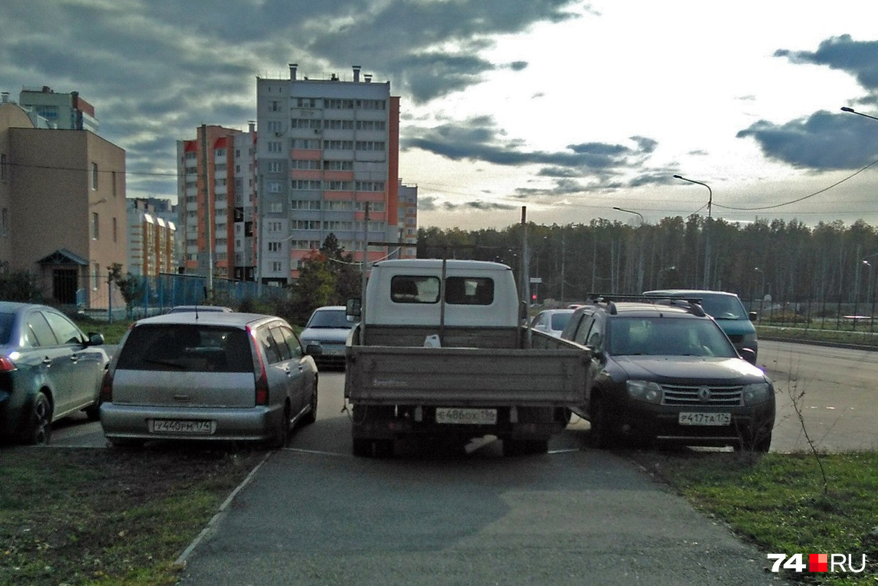 Пример парковки не глядя: перекрыл весь тротуар Пример парковки не глядя: перекрыл весь тротуар