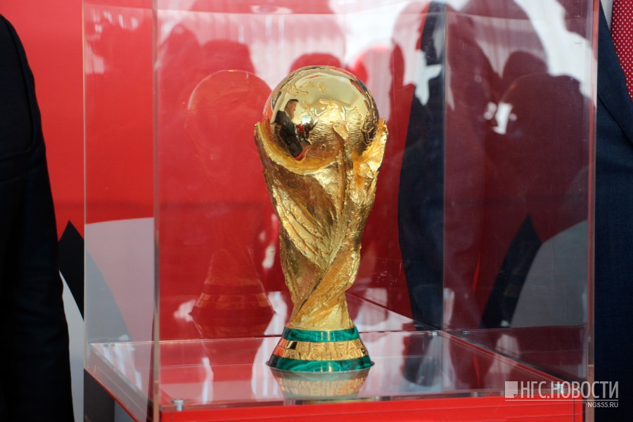 К кубку могут прикасаться только победители чемпионата мира и главы государств, поэтому он находится под защитным стеклом<br>