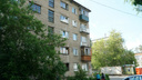 Жильцы дома в Перми, где с балкона упал человек: «У нас течет крыша, в стенах — дыры»