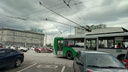 Обесточенный троллейбус устроил пробку на площади Калинина