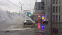 В центре Новосибирска сгорела иномарка: на месте работали пожарные