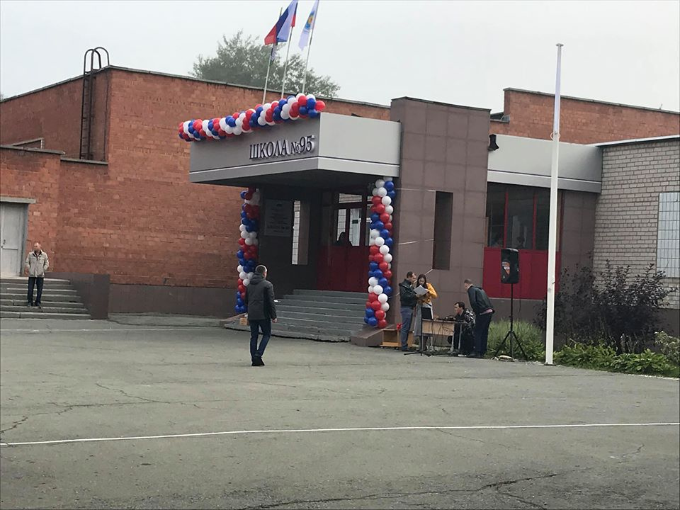 Вход в 95-ю школу к празднику украсили воздушными шарами