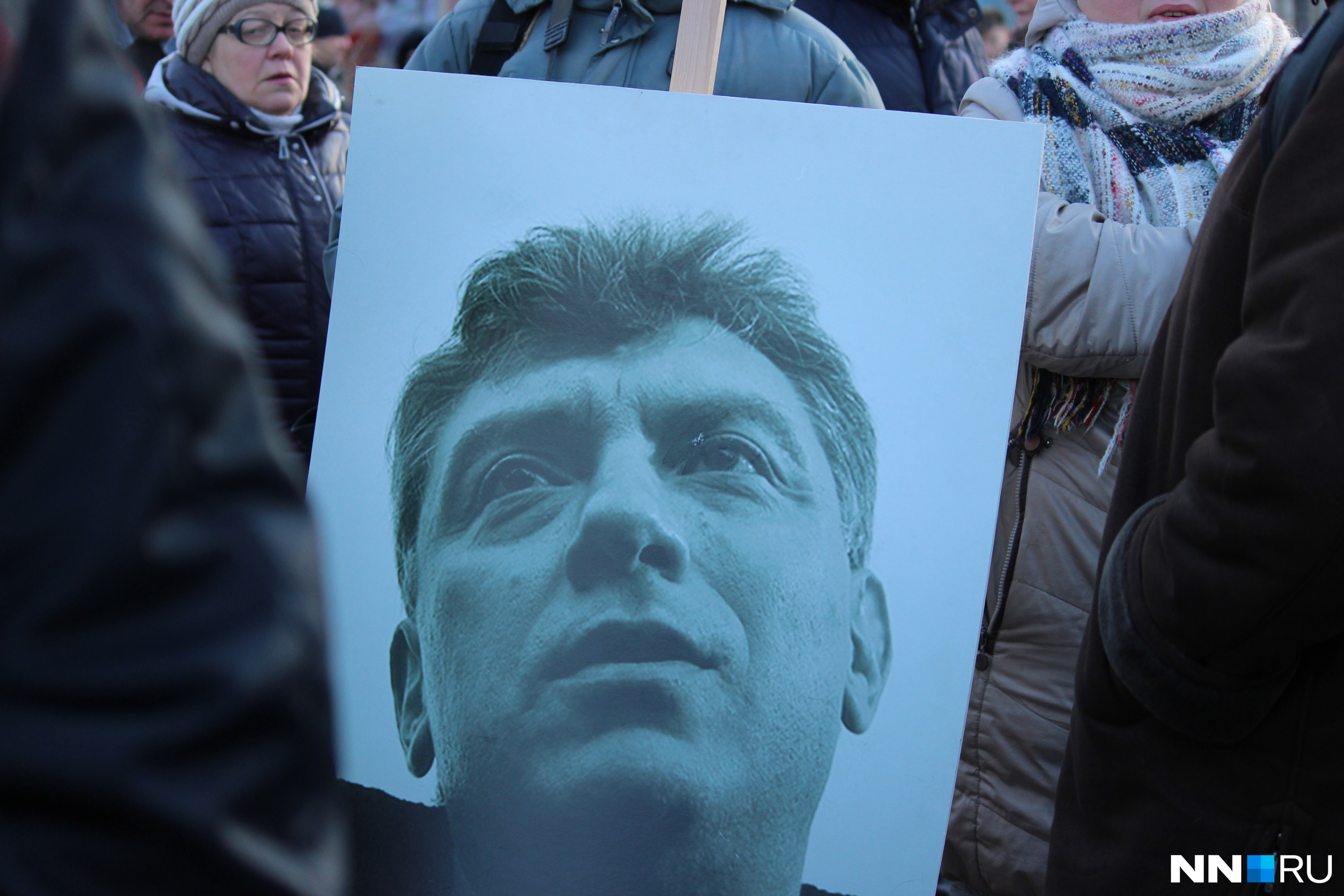 Активисты пришли непосредственно в 15:00 и установили на середине улицы большой портрет Немцова. Вокруг него все и начали собираться