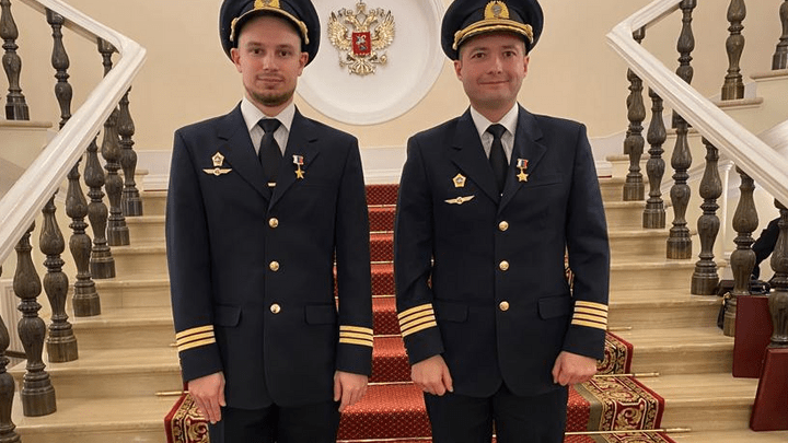 Владимир Путин наградил экипаж, посадивший самолет в кукурузном поле, медалями Героев России