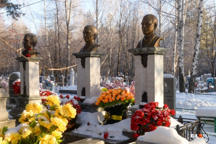 Такие памятники установлены лидерам ОПС Уралмаш на Северном кладбище<br>