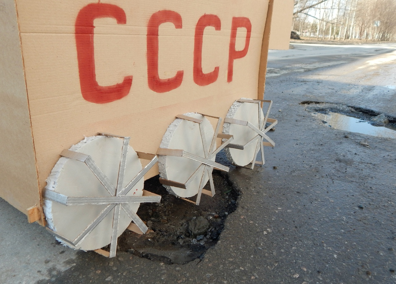 Чтобы воссоздать модель советского марсохода, автор использовал картон Чтобы воссоздать модель советского марсохода, автор использовал картон