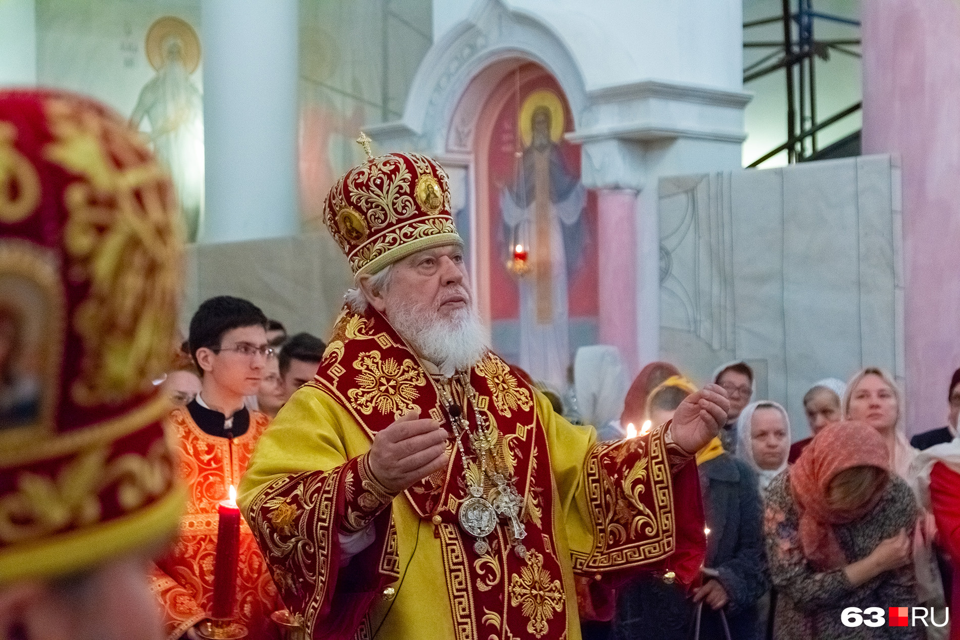 Во второй части Пасхальной службы священники традиционно сменяют белые одежды на красные Во второй части Пасхальной службы священники традиционно сменяют белые одежды на красные