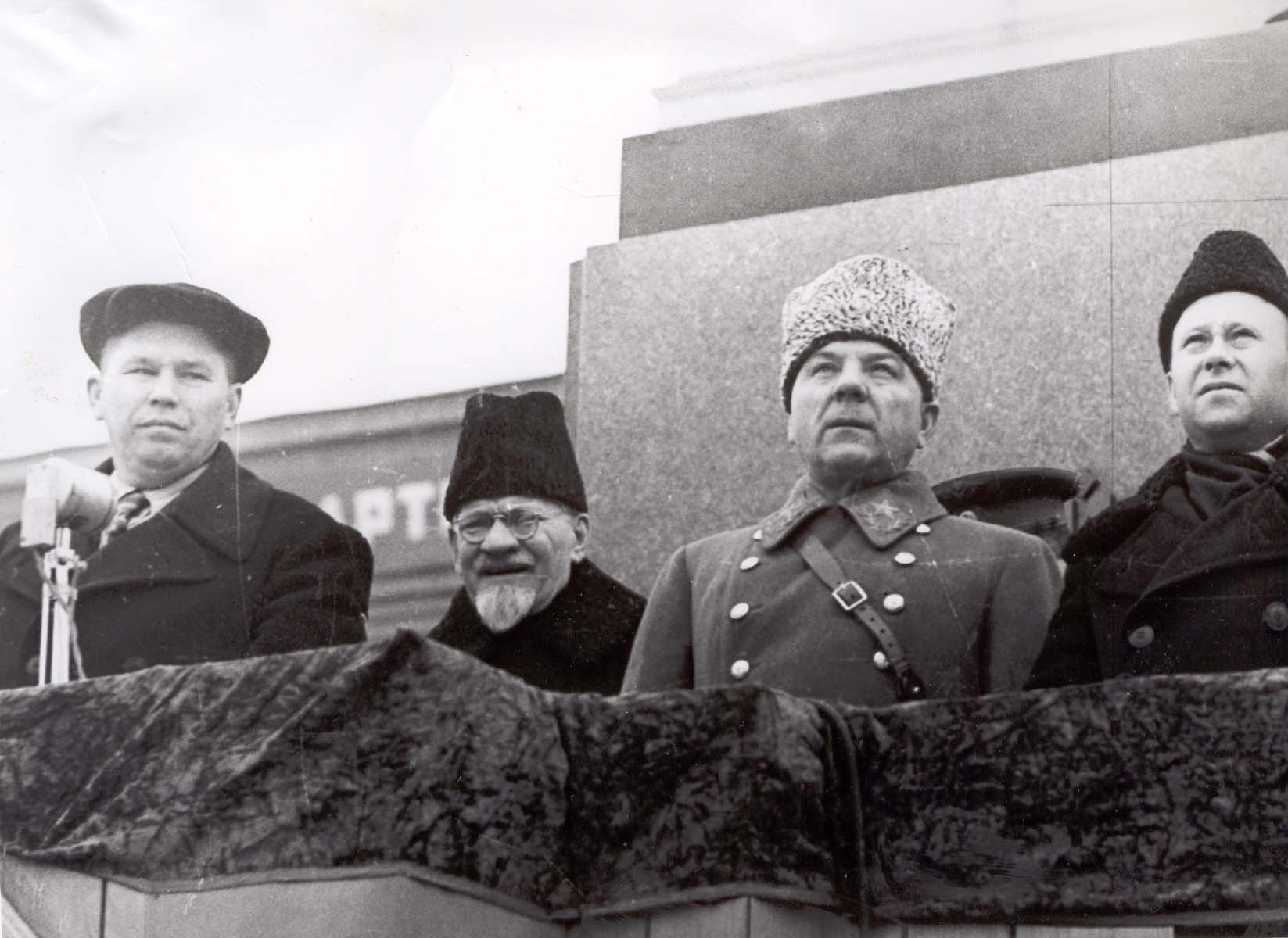 Куйбышев 7 ноября 1941 года. Куйбышев парад 7 ноября 1941 года. Маршал Ворошилов и Калинин на трибуне 7 ноября 1941. Парад 7 ноября в Куйбышеве. Сталин 7 ноября 1941.