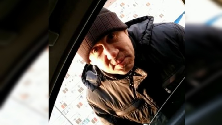 Новый вид попрошаек: у заправок в Покровке водитель «Рено» умоляет дать денег на бензин до Иркутска