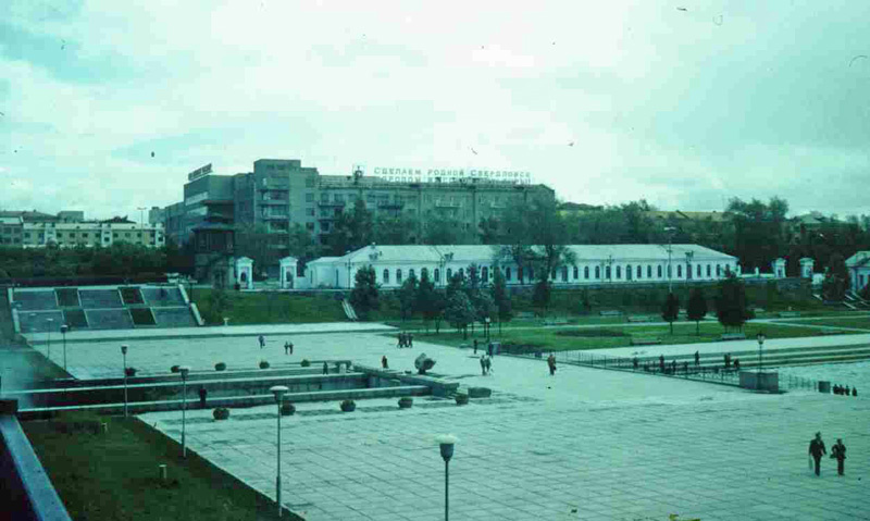 «Сделаем родной Свердловск городом...» Дальше фраза теряется, но, возможно, на ней написано то же, что на путепроводе выше «Сделаем родной Свердловск городом...» Дальше фраза теряется, но, возможно, на ней написано то же, что на путепроводе выше