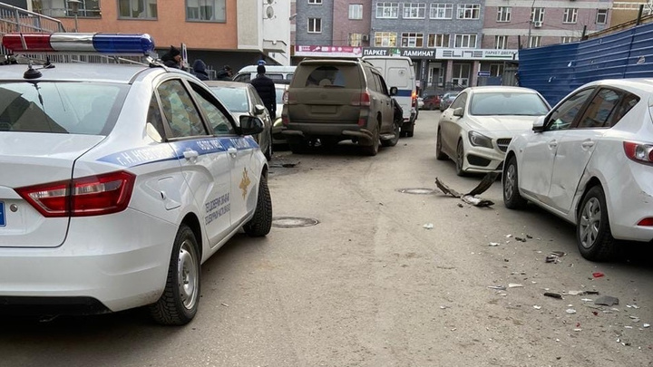 Машина широкая, улицы узкие: в центре Нижнего Новгорода Land Cruiser снёс восемь автомобилей