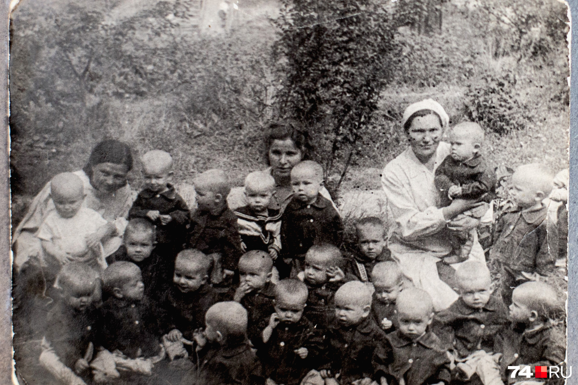 В семейном альбоме сохранилось старое фото: баба Аня в детском саду среди воспитанников и коллег