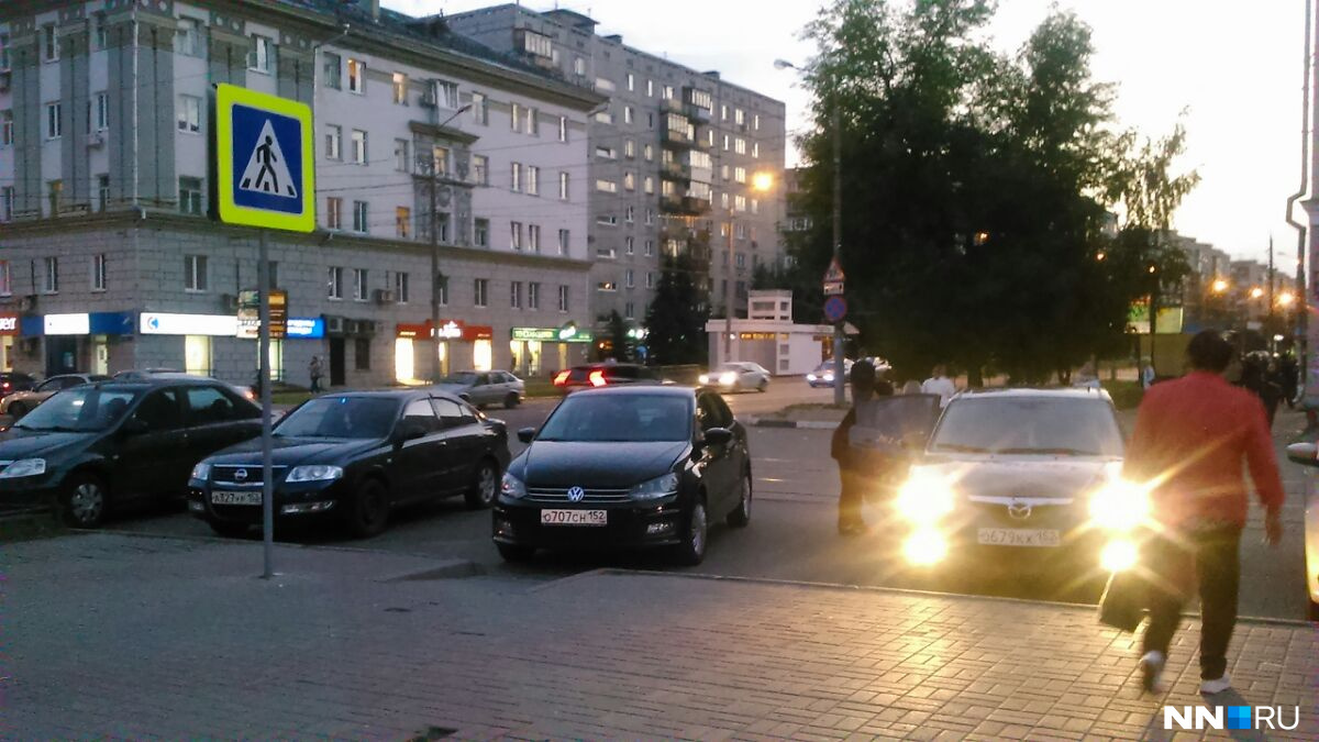 Этот пешеходный переход в центре Сормова — любимое место автохамов и нижегородских таксистов Этот пешеходный переход в центре Сормова — любимое место автохамов и нижегородских таксистов