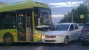 На перекрестке в Волгограде автобус с пассажирами врезался в иномарку