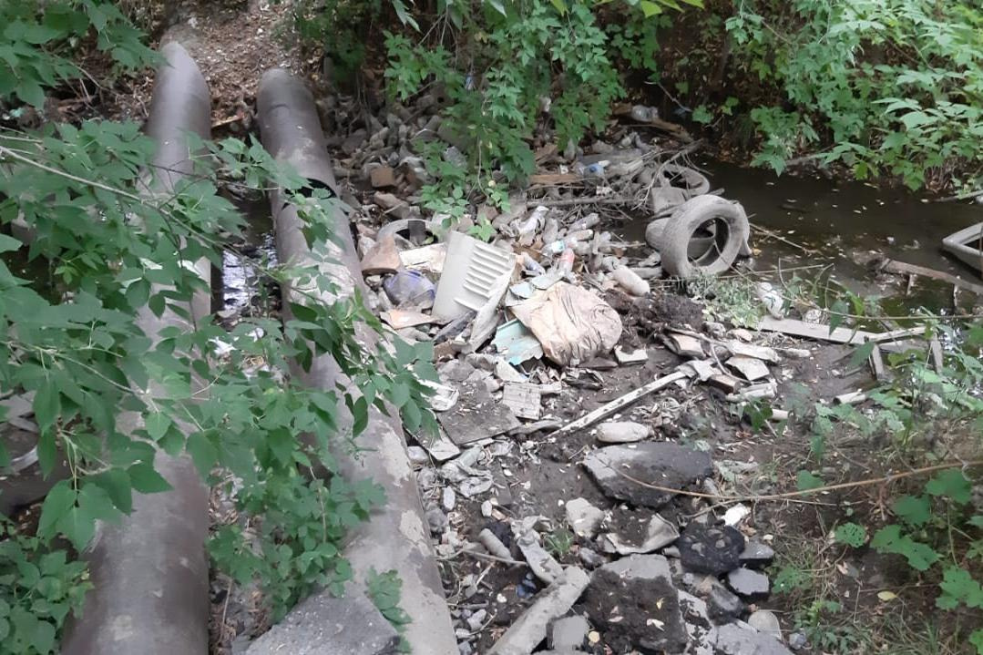 То же самое место после уборки, которую, по данным администрации Калининского района, делали три дня — с 12 по 14 июля 