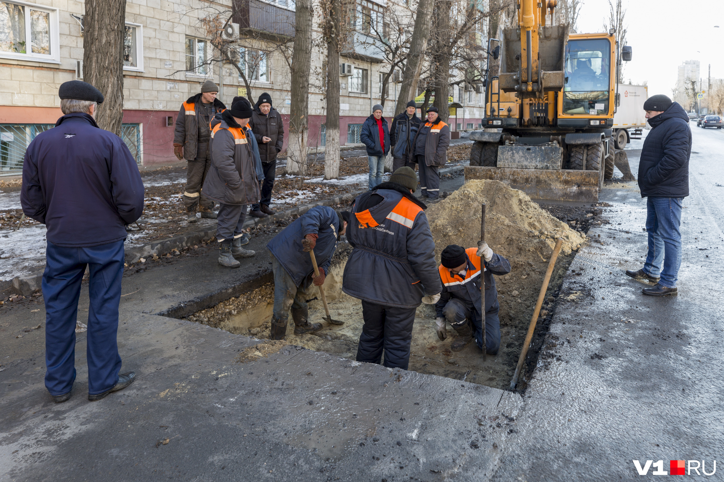 Но, при заполнении трубы, появилась пробоина напротив больницы водников Но, при заполнении трубы, появилась пробоина напротив больницы водников
