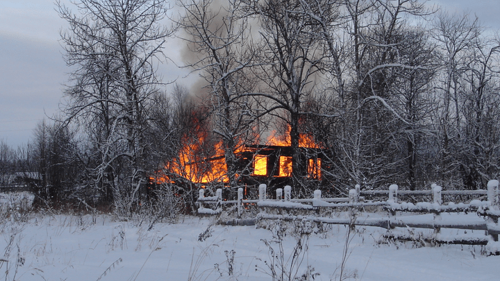 Вернулся и увидел пожарище: в Шенкурском районе дотла сгорел частный деревянный дом