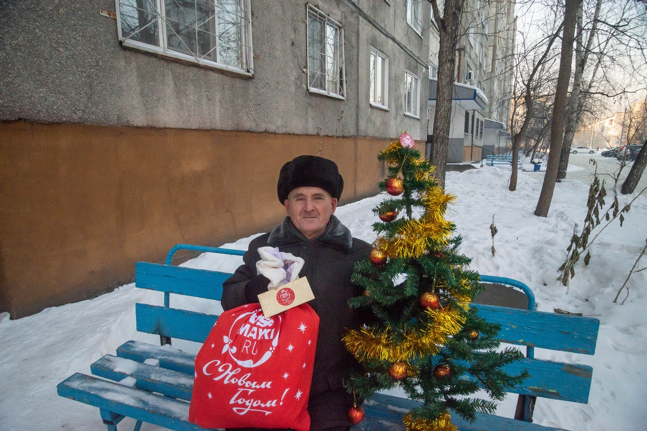 Елочка вам нравится. Дед елочка. Дед про ёлочку Бийск. Елочка Бийск пенсионер. Дед с елочкой из Бийска.