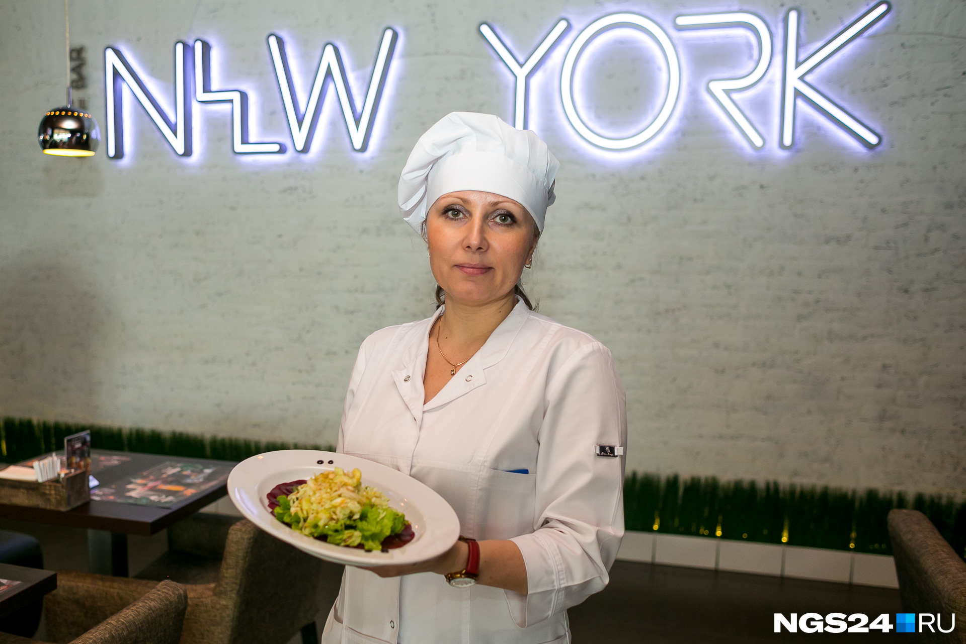 Шеф-повар кафе-бара New York на Урицкого Ольга Лапина и её карпаччо из свёклы с кедровым орехом