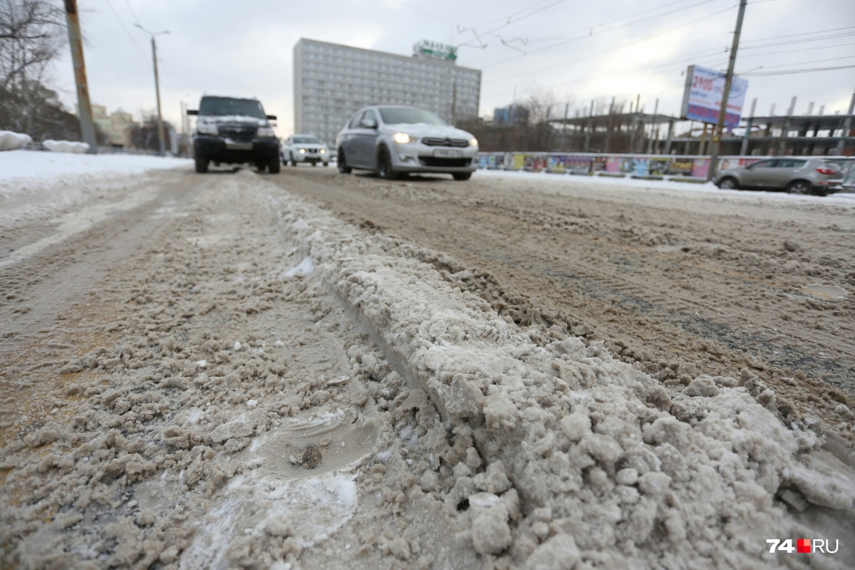 Снег с дорог сгребают на тротуары и остановки