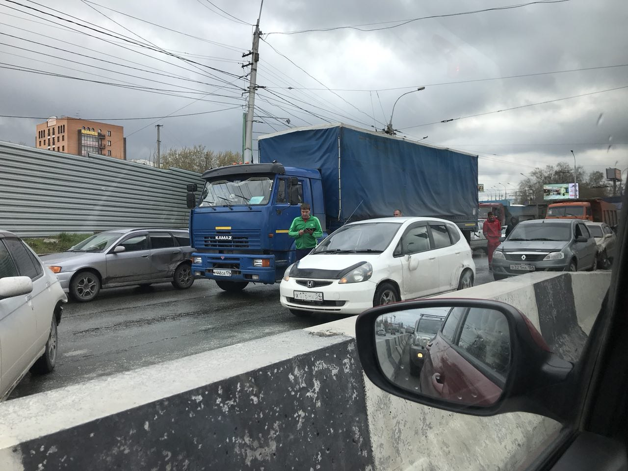 Столкнувшихся фуру и легковой автомобиль до сих пор не убрали с проезжей части Столкнувшихся фуру и легковой автомобиль до сих пор не убрали с проезжей части