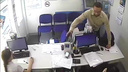 Мужчина нарисовал себе краской усы с бородой и пошёл на разбой